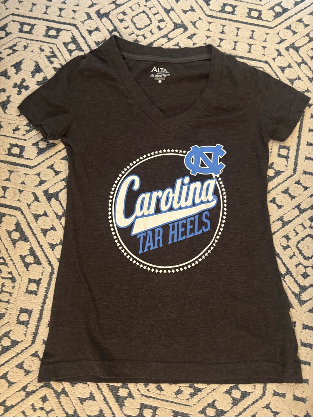 Carolina Tar Heels V-Neck Tee Alta - Gray Blue
